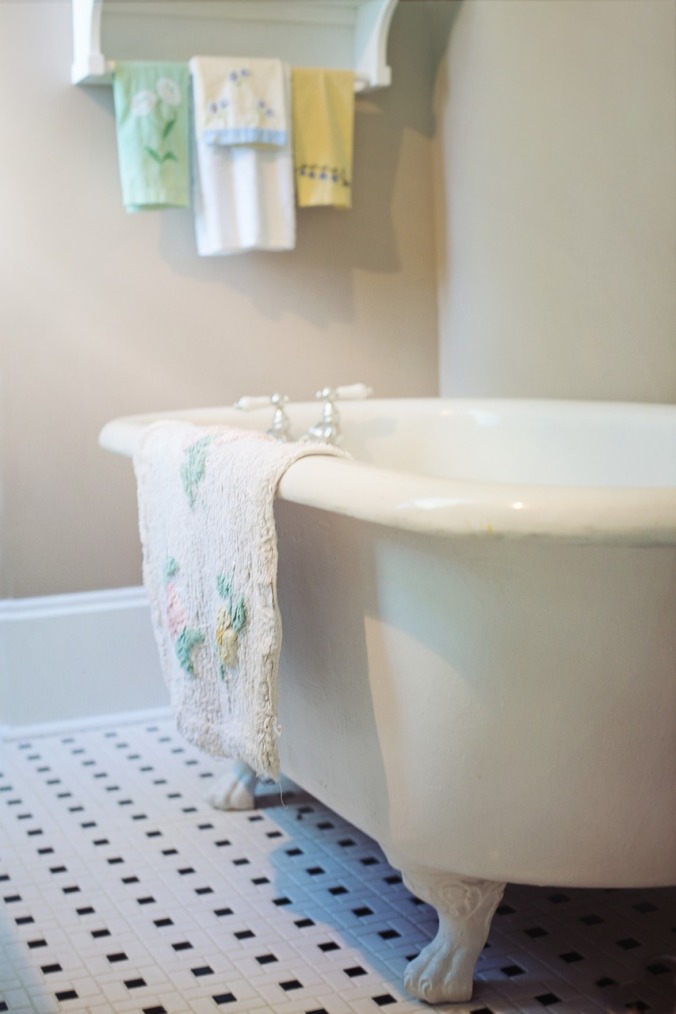claw-foot-tub-pixabay bath