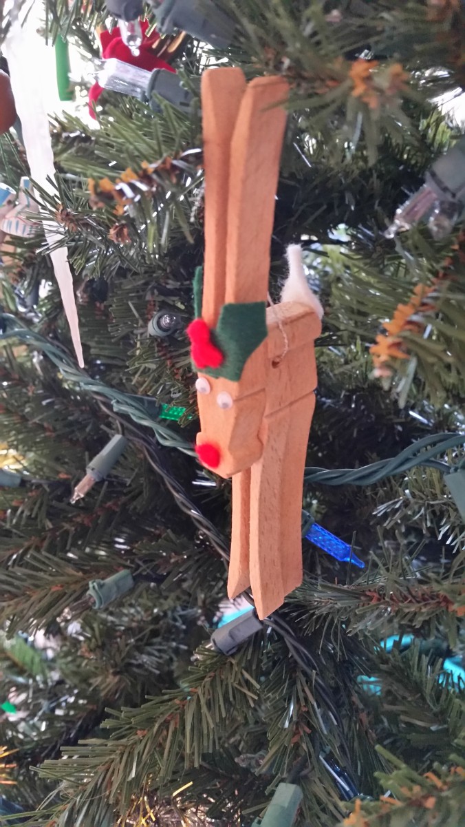 reindeer xmas ornament made from wooden clothespins